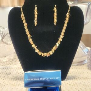 AVON SHIMMERING DROPLET GIFT SET